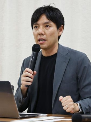 　「ＮＨＲＩ設立推進ネットワーク」結成の記者会見で話す事務局長の山本悠一弁護士＝１０日午後、東京都内