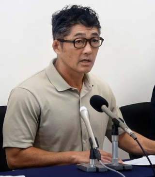 　控訴審判決後、記者会見する松山大の大西崇仁准教授＝１０日午後、高松市