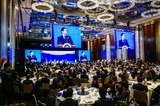 　１０日、マニラで開かれたルソン経済回廊フォーラムで、マルコス大統領のスピーチを聞くフォーラム出席者ら（共同）