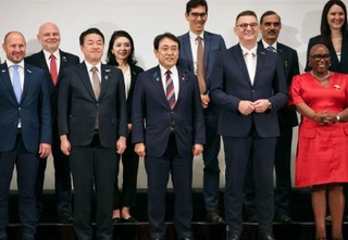 　「水素閣僚会議」で記念撮影をする赤沢経産相（前列中央）ら＝１０日午後、千葉市