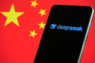 　中国のＡＩ企業、ＤｅｅｐＳｅｅｋ（ディープシーク）のロゴ（右）と中国国旗（共同）