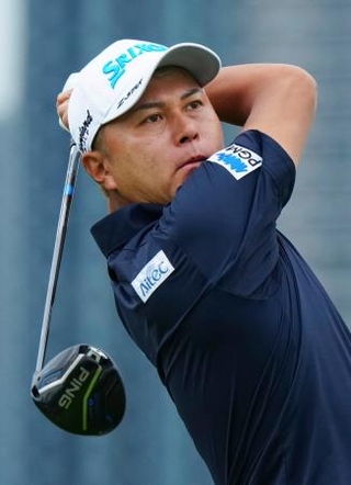 　第１日、２番でティーショットを放つ大堀裕次郎。５アンダーで首位＝ジャック・ニクラウスＧＣ（共同）