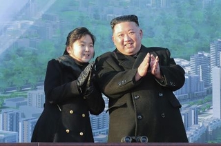 　ニュータウン建設の着工式に臨む北朝鮮の金正恩朝鮮労働党総書記（右）と「ジュエ」氏とみられる娘＝２０２３年２月、平壌の西浦地区（朝鮮中央通信＝共同）
