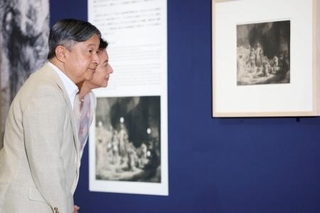 　「版画家レンブラント　挑戦、継承、インパクト」を鑑賞される天皇、皇后両陛下＝１０日午後、東京・上野の国立西洋美術館（代表撮影）