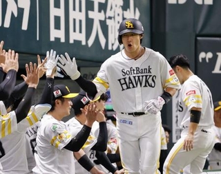 　４回、２打席連続の本塁打を放ちナインに迎えられるソフトバンク・柳田＝みずほペイペイドーム
