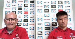 　オンラインで記者会見するジョーンズ・ヘッドコーチ（左）と斎藤＝１０日