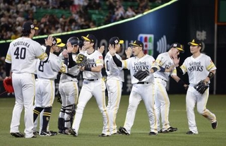 　日本ハムに勝利しタッチを交わすソフトバンクナイン。５年連続のクライマックスシリーズ進出を決めた＝みずほペイペイドーム