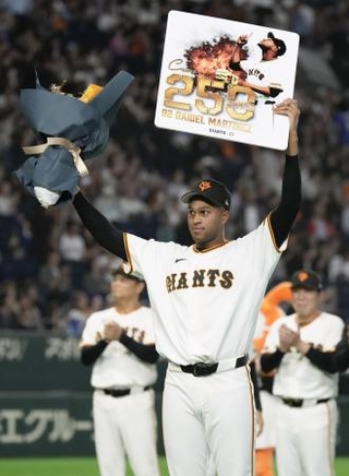 　東京ドームで行われた中日戦で今季３８セーブ目を挙げ、史上６人目、外国人投手では初めて通算２５０セーブを達成した巨人のマルティネス＝１０日