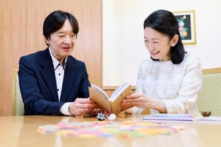 　パラグアイの伝統工芸品をまとめた写真集を手にされる紀子さまと秋篠宮さま＝２日、東京・元赤坂の秋篠宮邸（宮内庁提供）