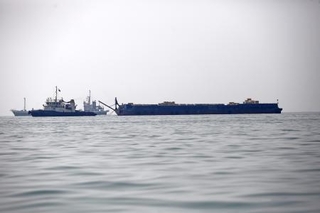 　イラン・バンダルアバス沖に停泊する商船や石油タンカー＝９日（ゲッティ＝共同）