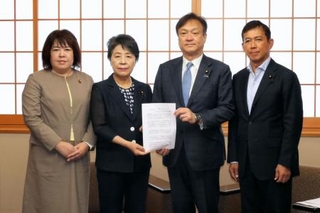 　堀井巌外務副大臣（右から２人目）に提言を手渡す「法の支配を推進するため、司法外交を展開する議員連盟」の上川陽子元外相ら＝１１日午前、外務省