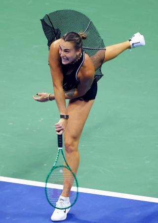 　女子シングルス準決勝でプレーするアリーナ・サバレンカ＝ニューヨーク（ロイター＝共同）