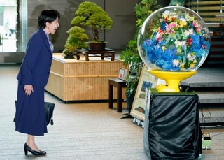 　花博の公式マスコットキャラクター「トゥンクトゥンク」人形と「会話」する高市首相＝１１日午前、首相官邸