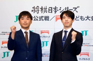 　記者会見でポーズをとる藤井聡太ＪＴ杯覇者（右）と八代弥八段＝１１日午後、熊本市