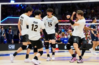 　日本-韓国　第２セット、ポイントを奪い喜ぶ石川（１４）ら＝北九州市立総合体育館