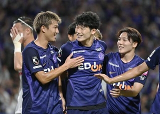 　広島-Ｃ大阪　前半、先制ＰＫを決め喜ぶ広島・鈴木（中央）＝Ｅピース