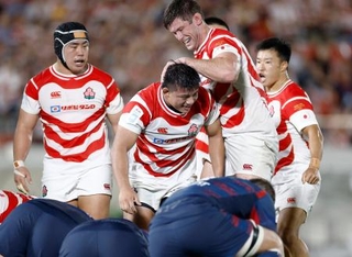 　日本-米国　前半終了間際、トライを決め喜ぶ大塚（左から２人目）＝花園