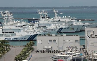 　沖縄県・石垣島の石垣港に停泊する海上保安庁の巡視船＝２０２４年５月