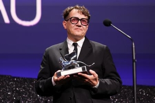 　第８３回ベネチア国際映画祭で銀獅子賞（監督賞）を受賞したイリヤ・フルジャノフスキー監督＝１２日、イタリア・ベネチア（ロイター＝共同）