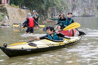 　熊本県氷川町の名勝「立神峡」でカヌー体験を楽しむ子どもたち＝１３日午前