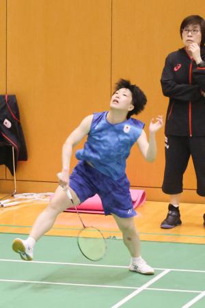 　アジア大会に向けて練習する女子シングルスの山口茜＝東京都内