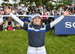 　プレーオフを制し、大会初優勝を果たして喜ぶ山下美夢有＝片山津ＧＣ
