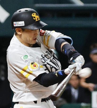 　３回ソフトバンク２死満塁、山本祐が右越えに２点二塁打を放つ＝みずほペイペイドーム