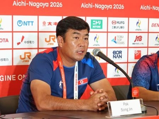 　記者会見する北朝鮮サッカー女子代表のパク・ソンジン監督＝１３日午後、大阪市内