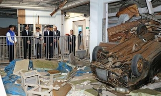 　東日本大震災遺構・伝承館を訪れ、説明を受けられる秋篠宮さまと悠仁さま＝１３日午後、宮城県気仙沼市（代表撮影）