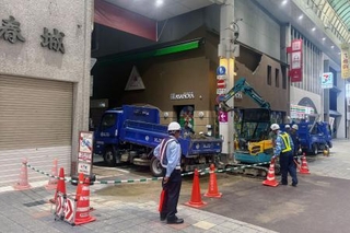 　一部浸水した京都市伏見区の「伏見大手筋商店街」＝１３日午後
