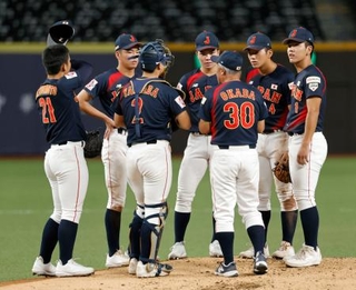 　決勝の韓国戦の２回、先制を許しマウンドに集まる高校日本代表ナイン＝台北（共同）