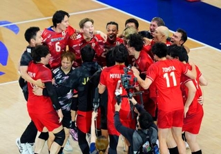 　バレーボール男子アジア選手権の決勝でイランを破って優勝し、喜ぶ日本代表の選手たち。ロサンゼルス五輪出場権を獲得した＝１３日、北九州市立総合体育館