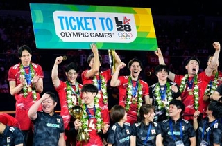 　イランを破って優勝し、喜ぶ日本代表の選手たち＝北九州市立総合体育館