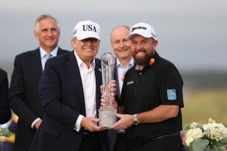 　ゴルフのアイルランド・オープンで優勝したシェーン・ローリー（右）にトロフィーを手渡すトランプ大統領＝１３日、ドンベッグ（ゲッティ＝共同）
