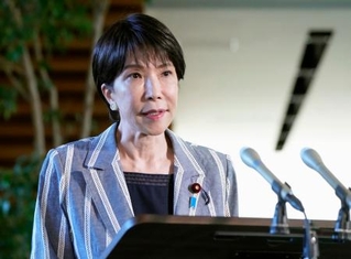 　沖縄県知事選に関し、記者団の取材に応じる高市首相＝１４日午前、首相官邸