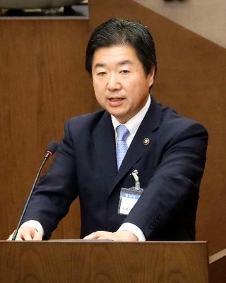 　水戸市議会で次期市長選不出馬を表明する高橋靖市長＝１４日午前