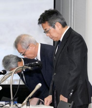 　浜岡原発の耐震データ不正を巡り、記者会見で謝罪する中部電力の（手前から）林欣吾社長、勝野哲会長＝１４日午後、名古屋市