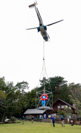 　ヘリコプターで金剛山の自然公園「ちはや園地」に運ばれた「ミャクミャク」のモニュメント＝１４日午後、大阪府千早赤阪村