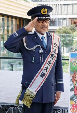 　神奈川県警の「交通安全大使」に就任した俳優竹中直人さん＝１４日午後、横浜市