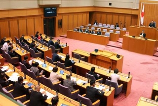 　全国初となる罰則付きカスハラ防止条例案が提出された三重県議会＝１４日午前