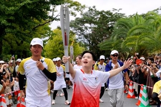 　愛知・名古屋アジア大会の聖火リレーに参加した中村遼介さん＝１３日、名古屋市