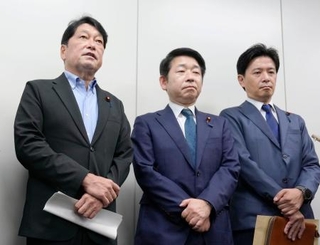 　税制協議会後、記者団の取材に応じる（左から）自民党の小野寺税調会長、日本維新の会の梅村税調会長ら＝１４日午後、国会