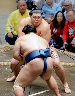 　琴勝峰（手前）を攻める大の里。押し出しで下す＝両国国技館