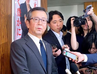 　自民党本部で記者団の取材に応じる福岡県連の松本国寛会長＝１４日午後、東京・永田町