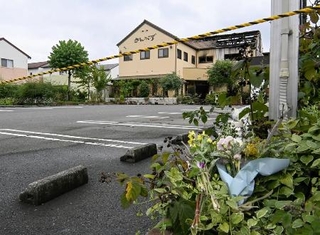 　花束が手向けられた事件現場のケーキ店＝１１日午後、岐阜県本巣市