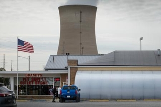 　米インディアナ州にある火力発電所の冷却塔＝１４日（ゲッティ＝共同）