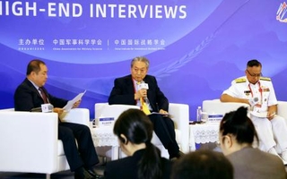 　中国・北京で開かれた「香山フォーラム」で発言する鳩山由紀夫元首相（中央）＝１５日（共同）