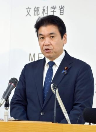 　記者会見する松本文科相＝１５日午前、文科省