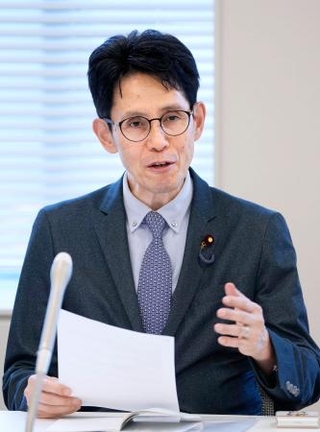 　会合後、記者団の取材に応じる中道改革連合の階幹事長＝１５日午後、国会