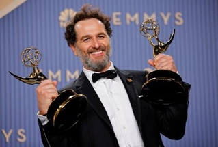 　第７８回エミー賞で、２部門で主演男優賞に輝いたマシュー・リスさん＝１４日、米カリフォルニア州ロサンゼルス（ロイター＝共同）